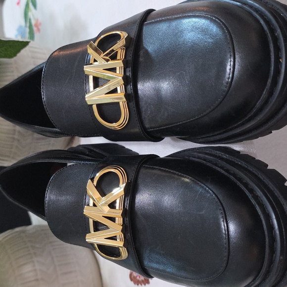 MICHEAL KORS Black Loafers with Gold MK Emblem - Picture 1 of 6